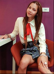 Watch posh Thai tranny Prae jerk off